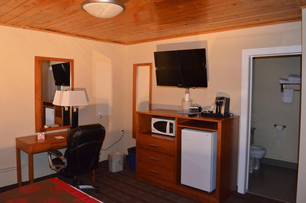 Econo Lodge Inn & Suites Medicine Hat