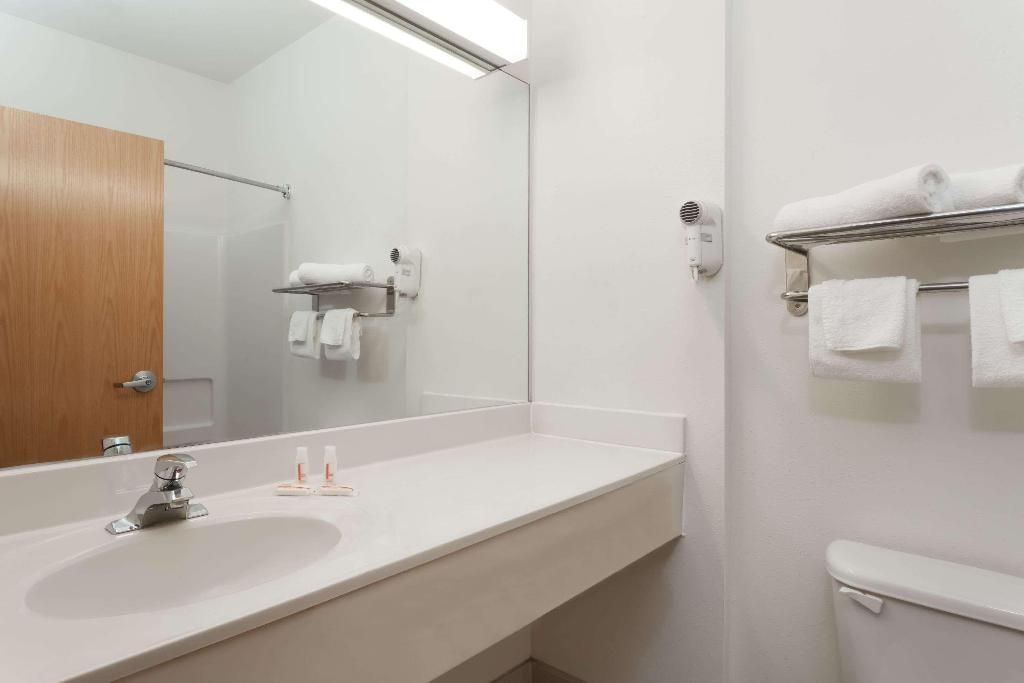 Days Inn & Suites By Wyndham Cambridge