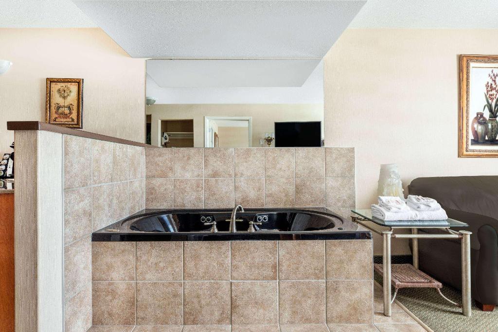 Ramada By Wyndham Clairmont/Grande Prairie
