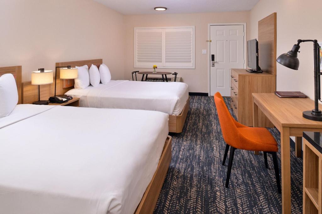 La Fuente Inn & Suites