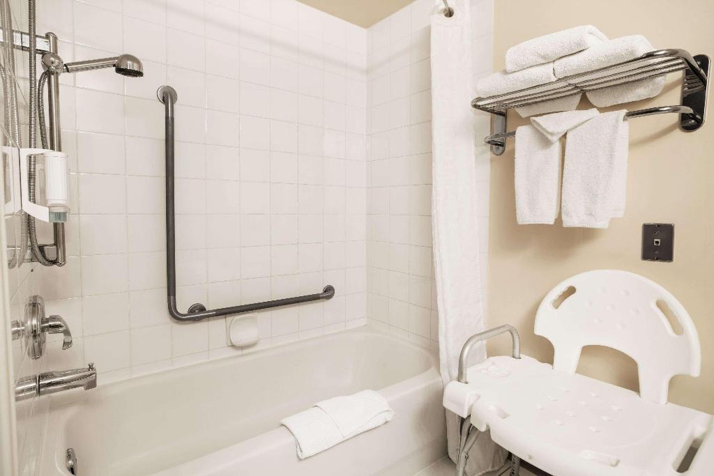 Super 8 by Wyndham Whitecourt