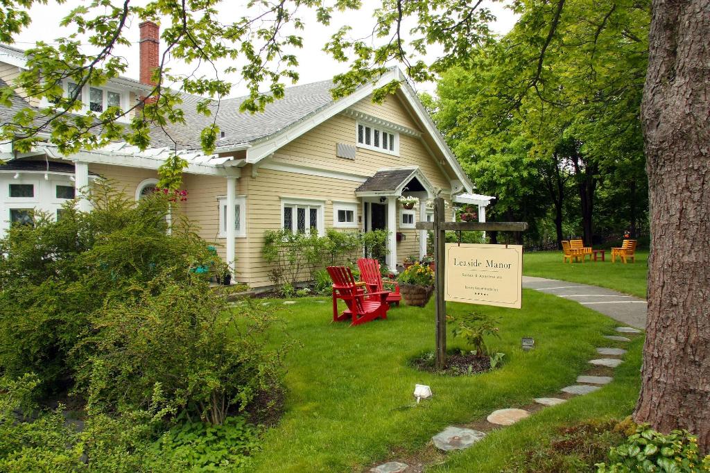 Leaside Manor Suites & Apartments