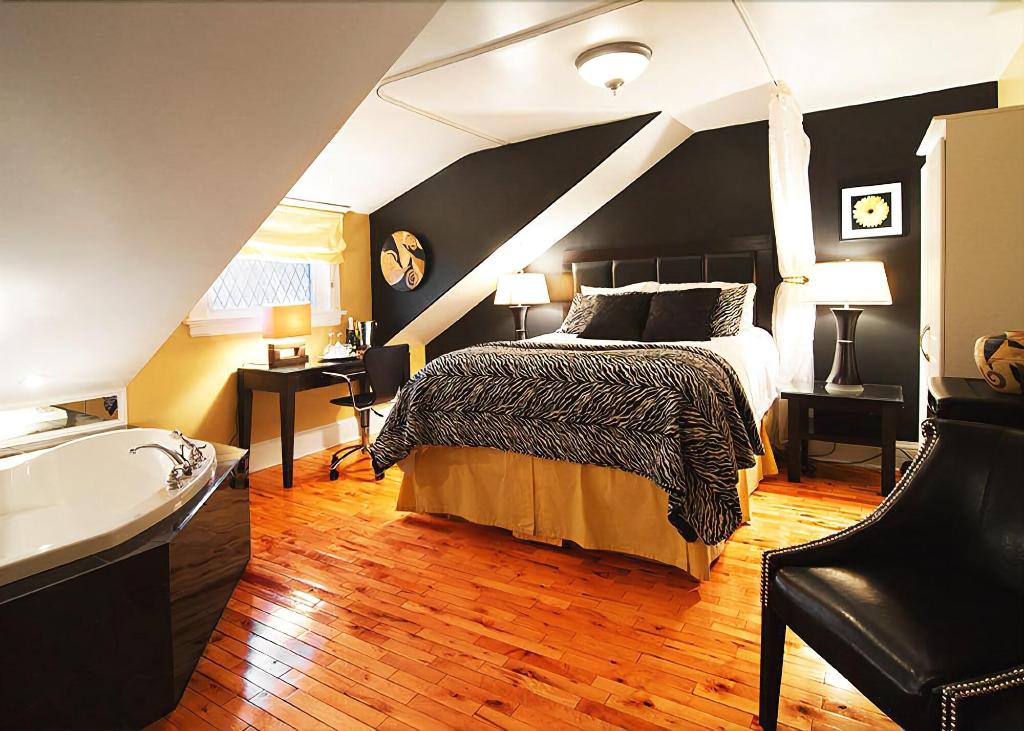 Leaside Manor Suites & Apartments