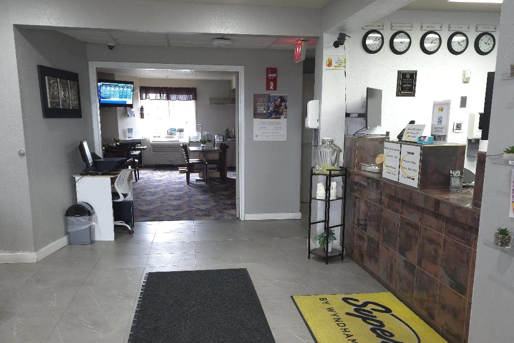 Super 8 By Wyndham Swift Current