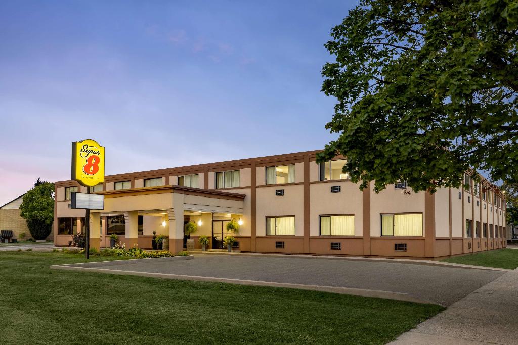 Super 8 By Wyndham Sarnia