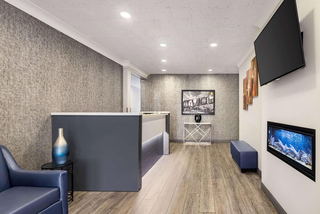 Super 8 By Wyndham Sarnia On