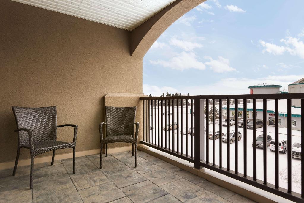 Days Inn & Suites By Wyndham Brandon