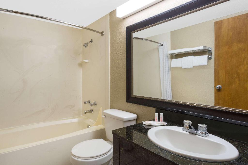 Super 8 By Wyndham Bentonville