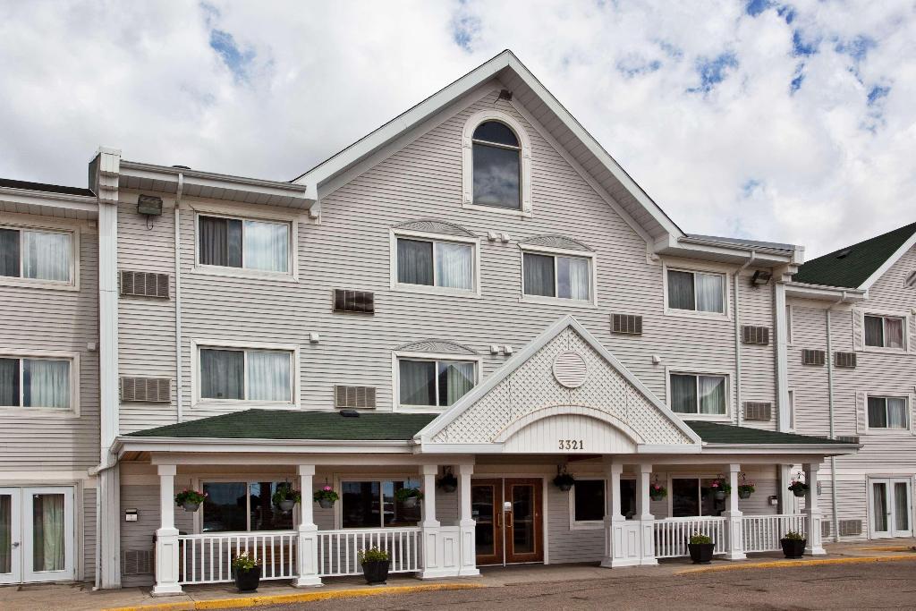 Travelodge Suites by Wyndham Regina/Eastgate Bay