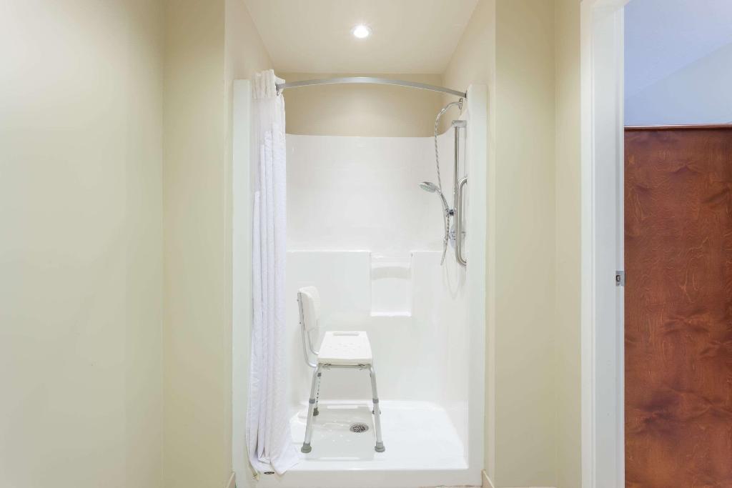 Super 8 by Wyndham Abbotsford