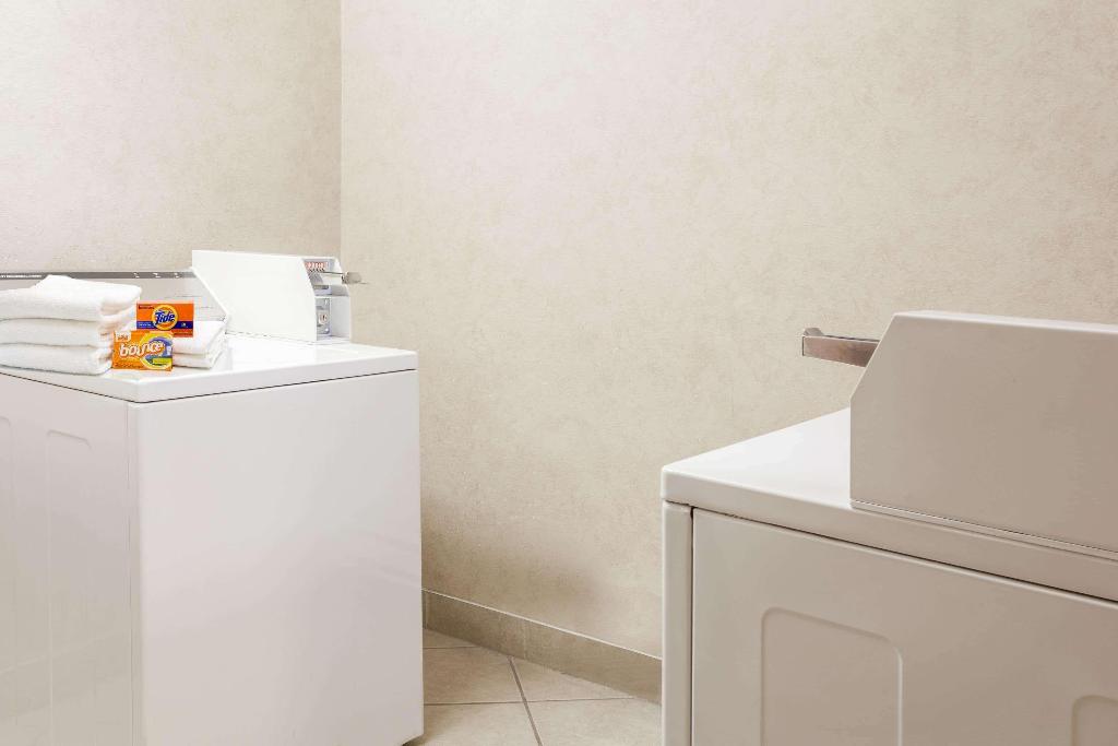 Days Inn By Wyndham Fredericton