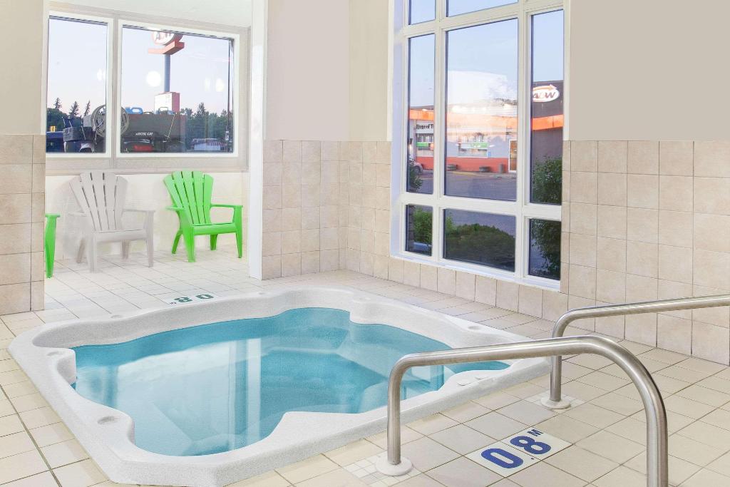 Super 8 by Wyndham Brandon