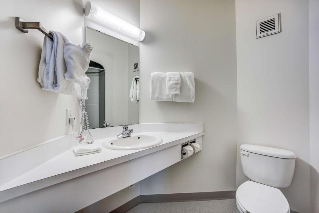 Motel 6 Red Deer, AB