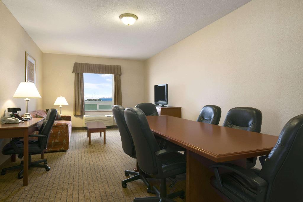 Days Inn By Wyndham Moose Jaw