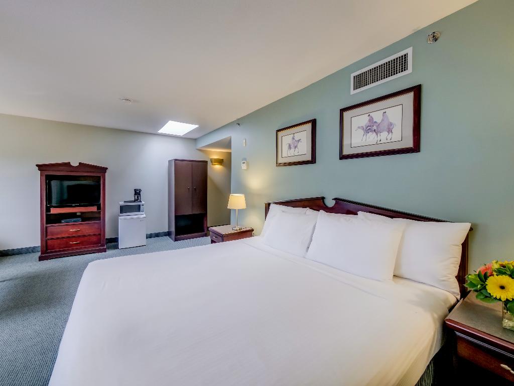 Harrison Lake Hotel