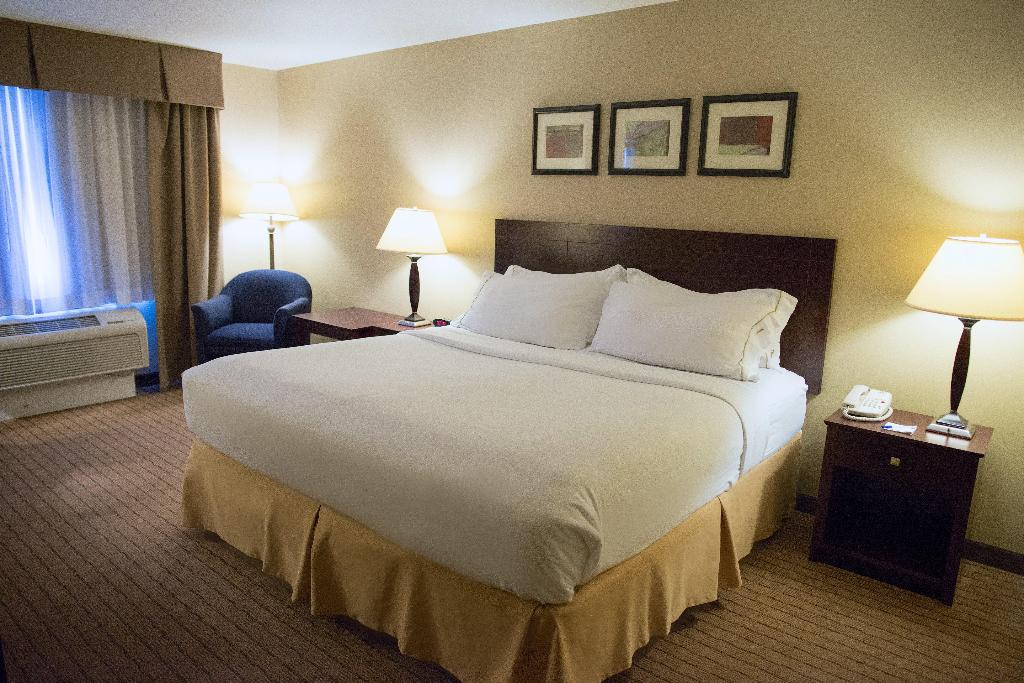 Holiday Inn Express Devils Lake