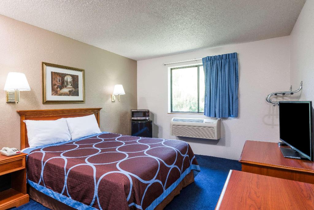 Super 8 by Wyndham Delmont