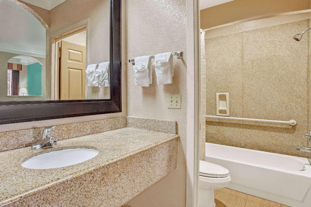 Super 8 by Wyndham Galveston