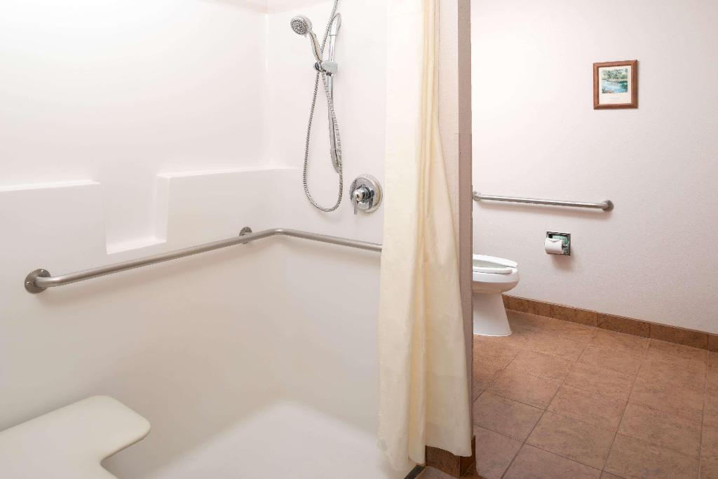 Days Inn & Suites by Wyndham Spokane Airport