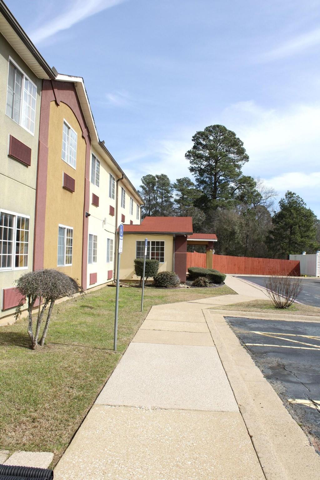 HomeTown Inn & Suites