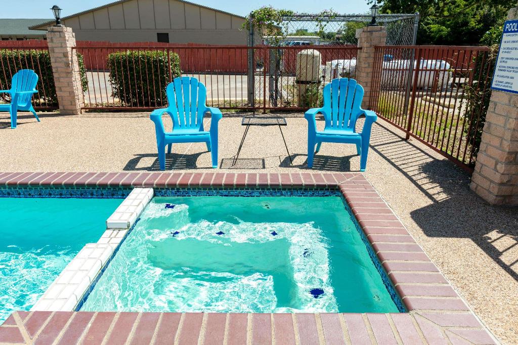 Days Inn By Wyndham Granbury