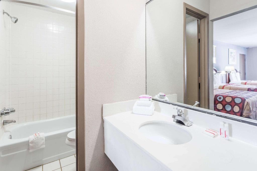 Super 8 By Wyndham Greensboro