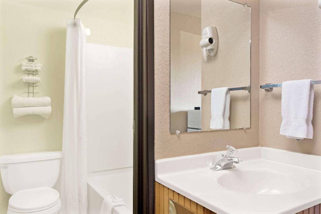 Super 8 By Wyndham Spokane/West