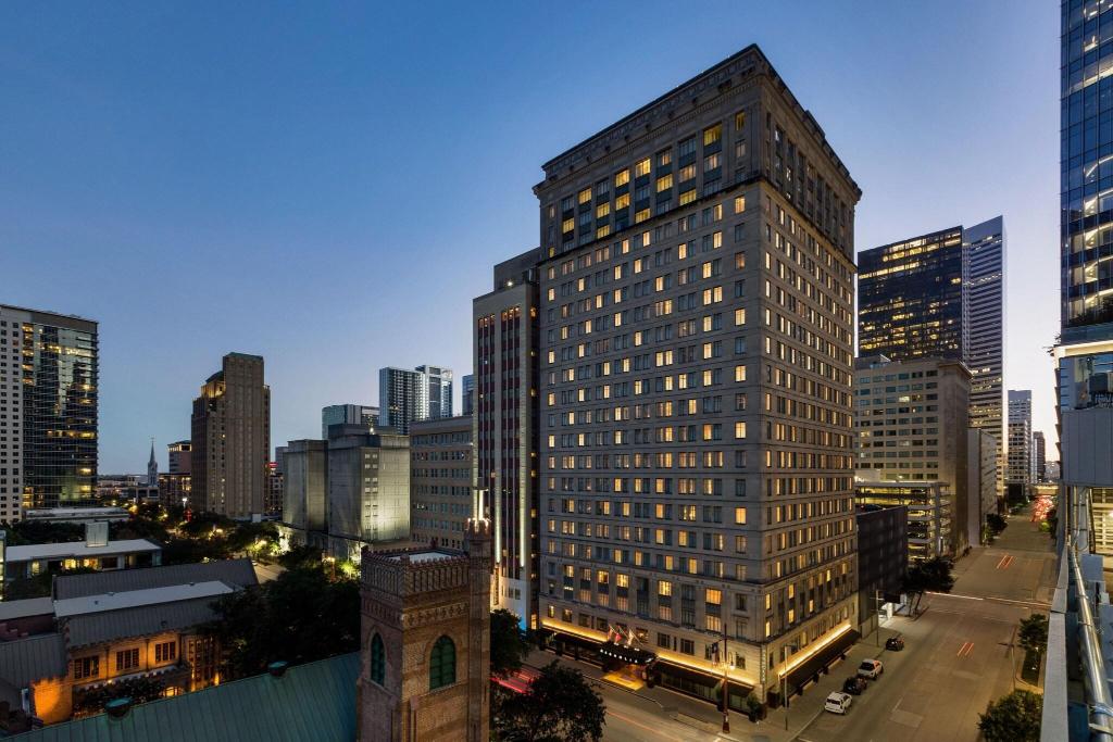 Magnolia Hotel Houston building