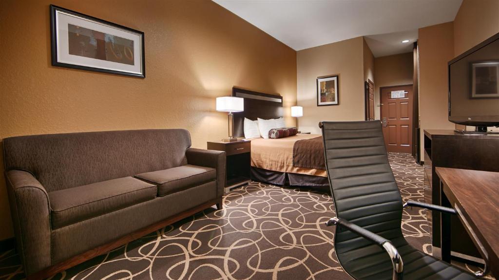 Best Western Plus Kenedy Inn