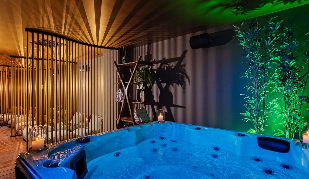 Lighthouse By Brown Hotels - Sports and Entertainment