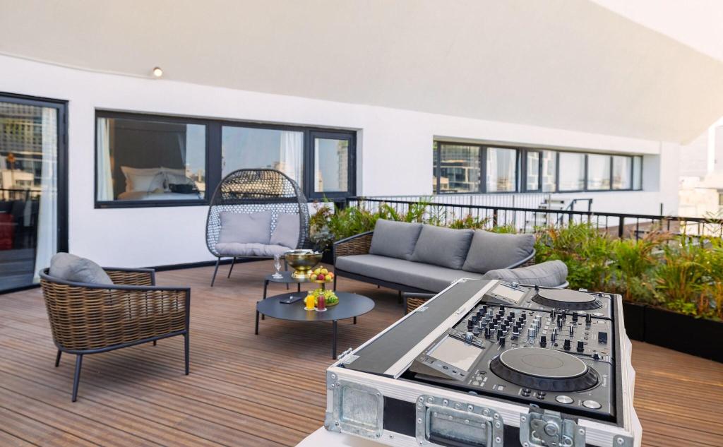 Lighthouse By Brown Hotels - Terrace