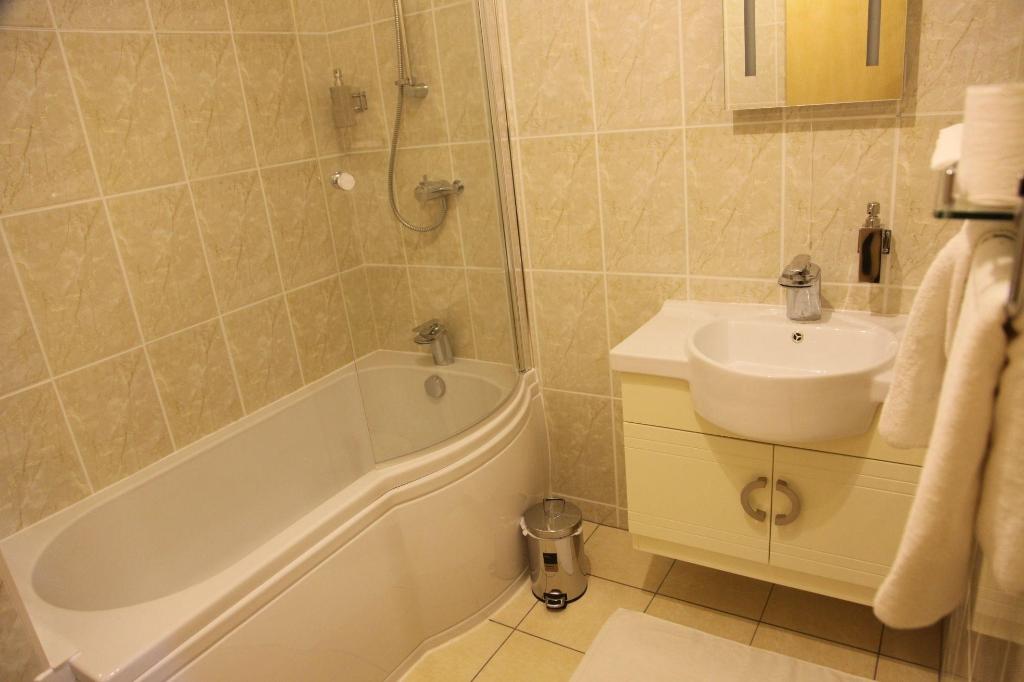 Cambridge Hotel