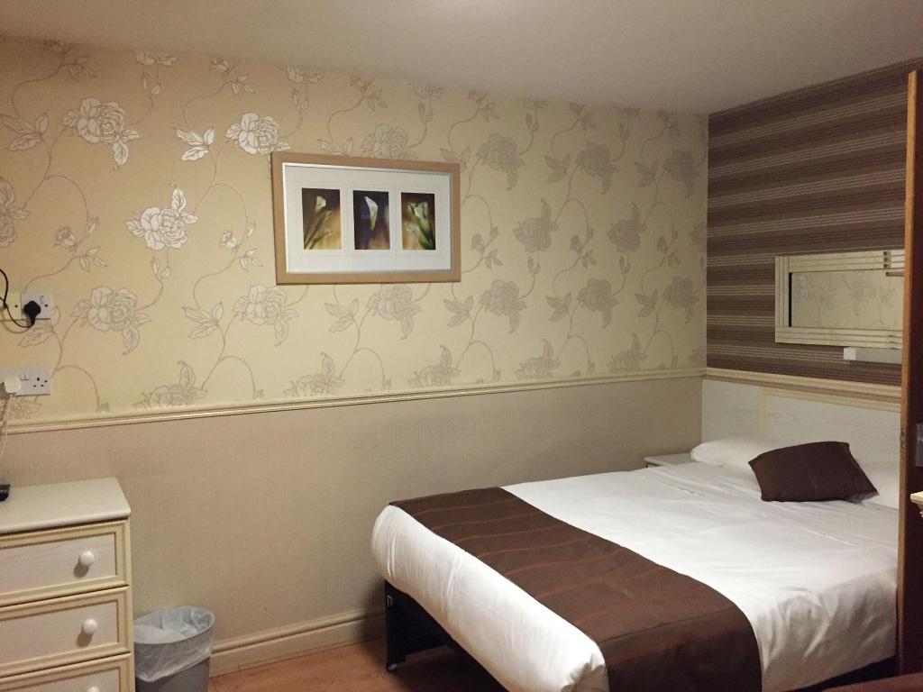 Lyndene Hotel