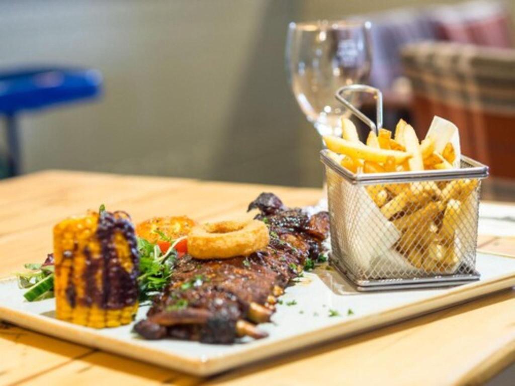 The Devil s Punchbowl Hotel - Restaurant