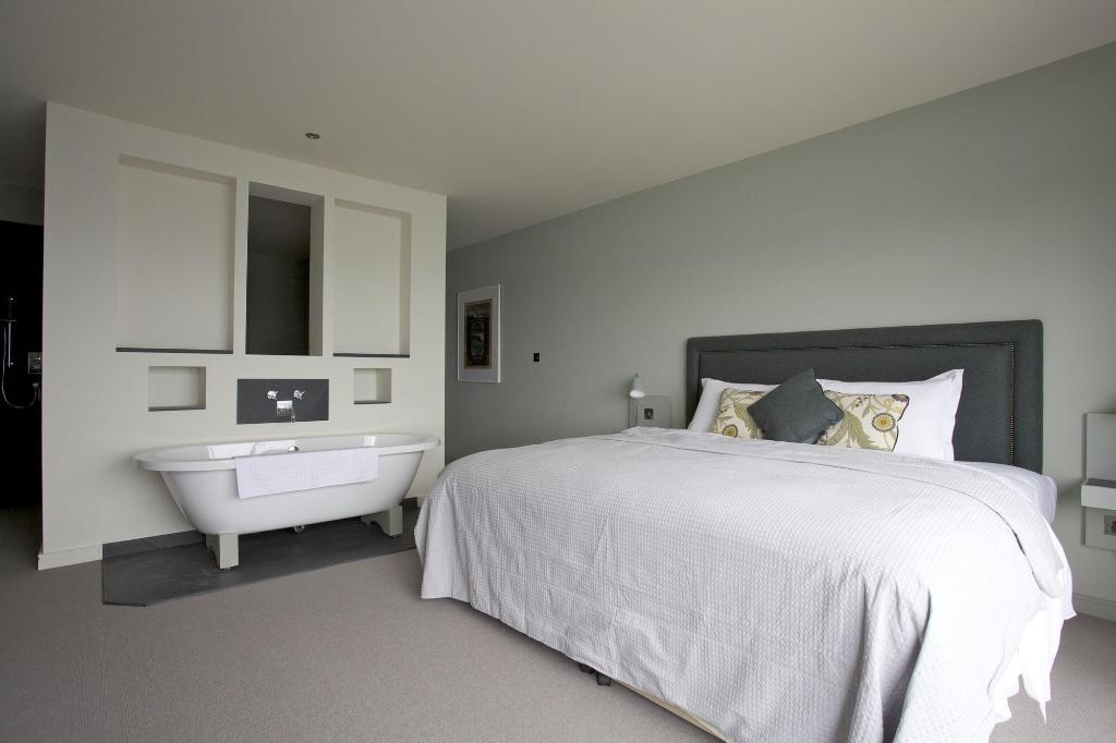 The Lewinnick Lodge