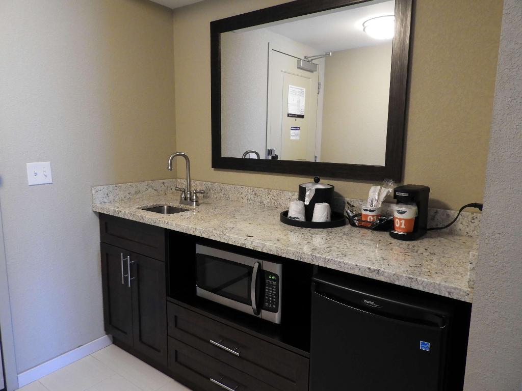 Hampton Inn & Suites Robbinsville