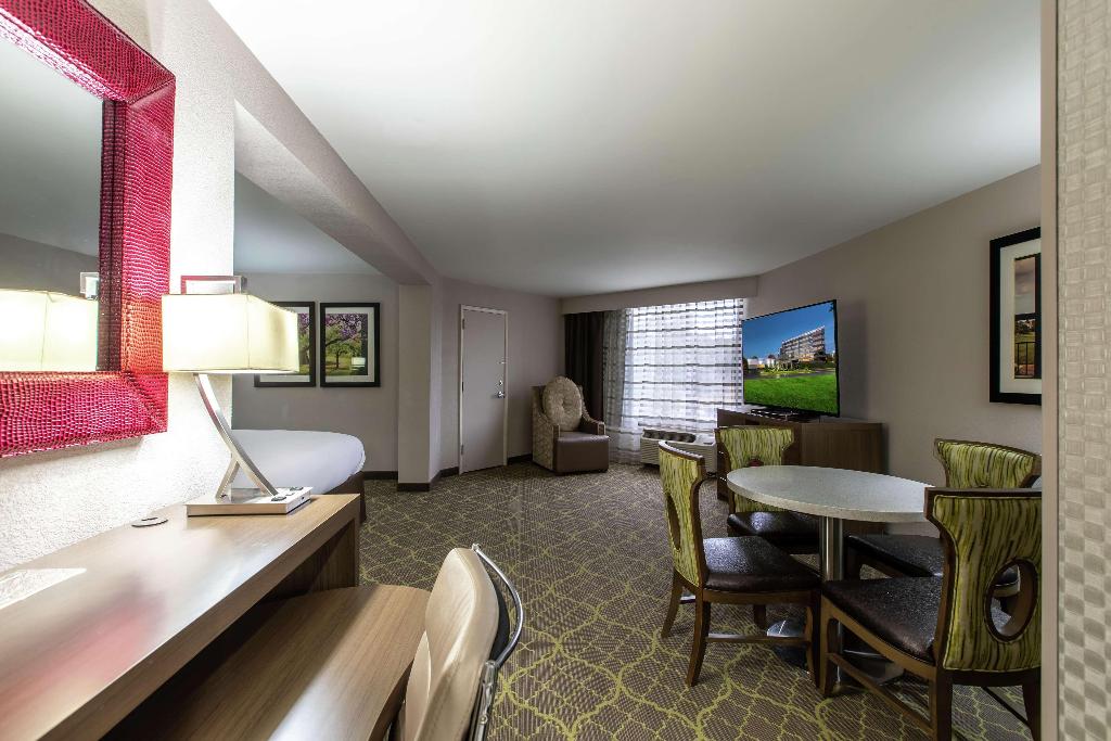 DoubleTree by Hilton Winston Salem - University