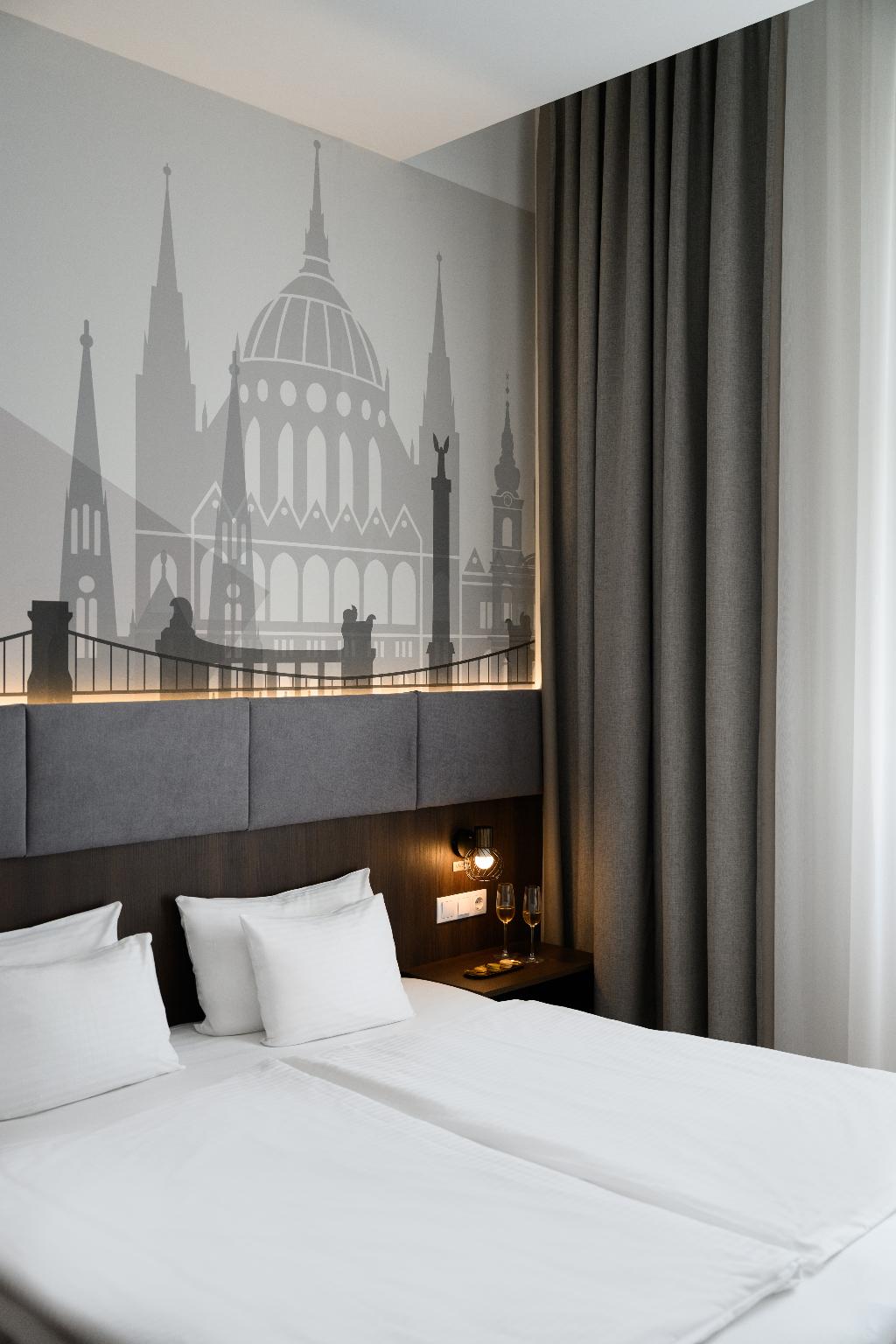 12 Revay Hotel