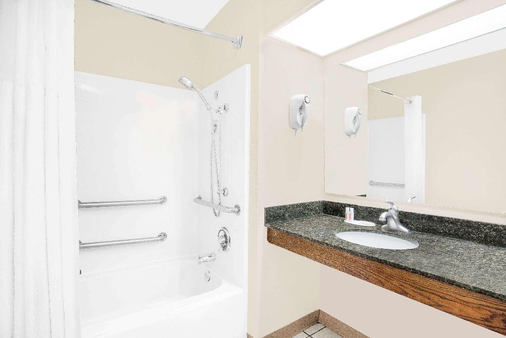 Baymont By Wyndham Roanoke Rapids
