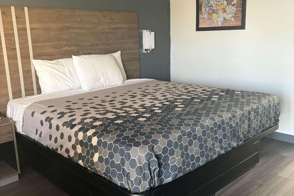 Econo Lodge Calhoun Area