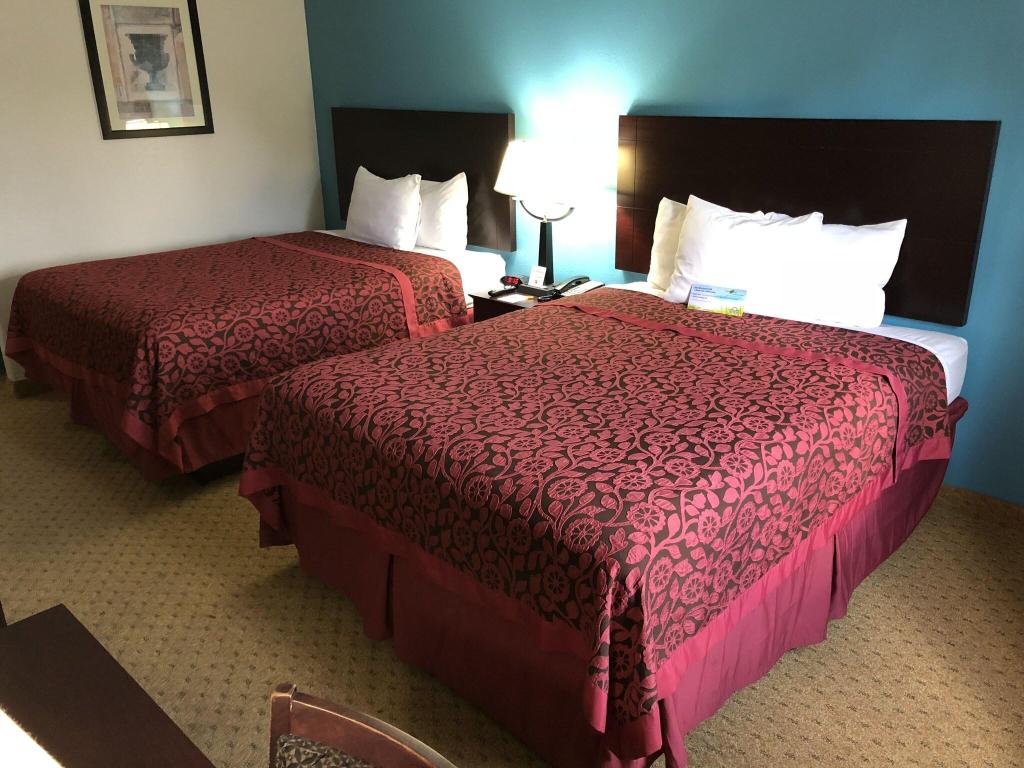 Days Inn & Suites by Wyndham Conroe North