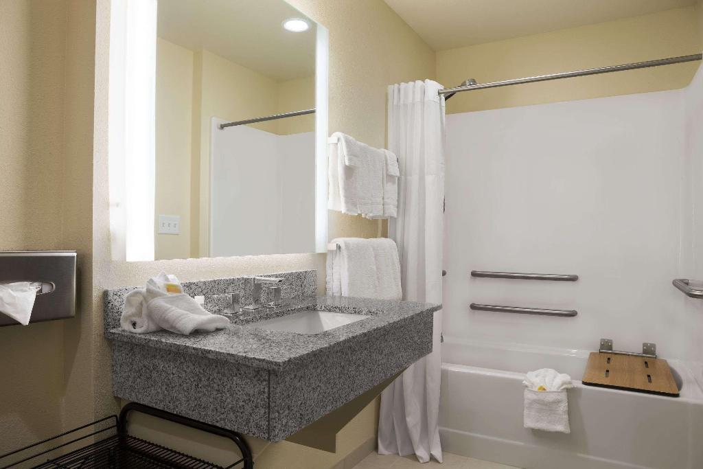 Days Inn & Suites By Wyndham Belmont