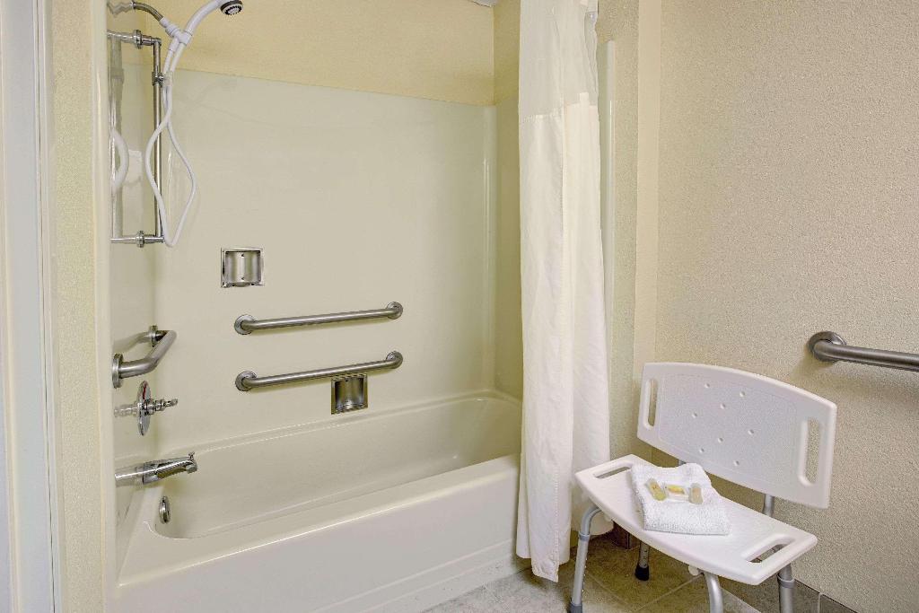 Days Inn & Suites by Wyndham Hickory