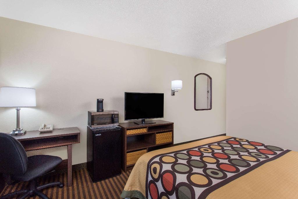 Super 8 By Wyndham Eau Claire I-94