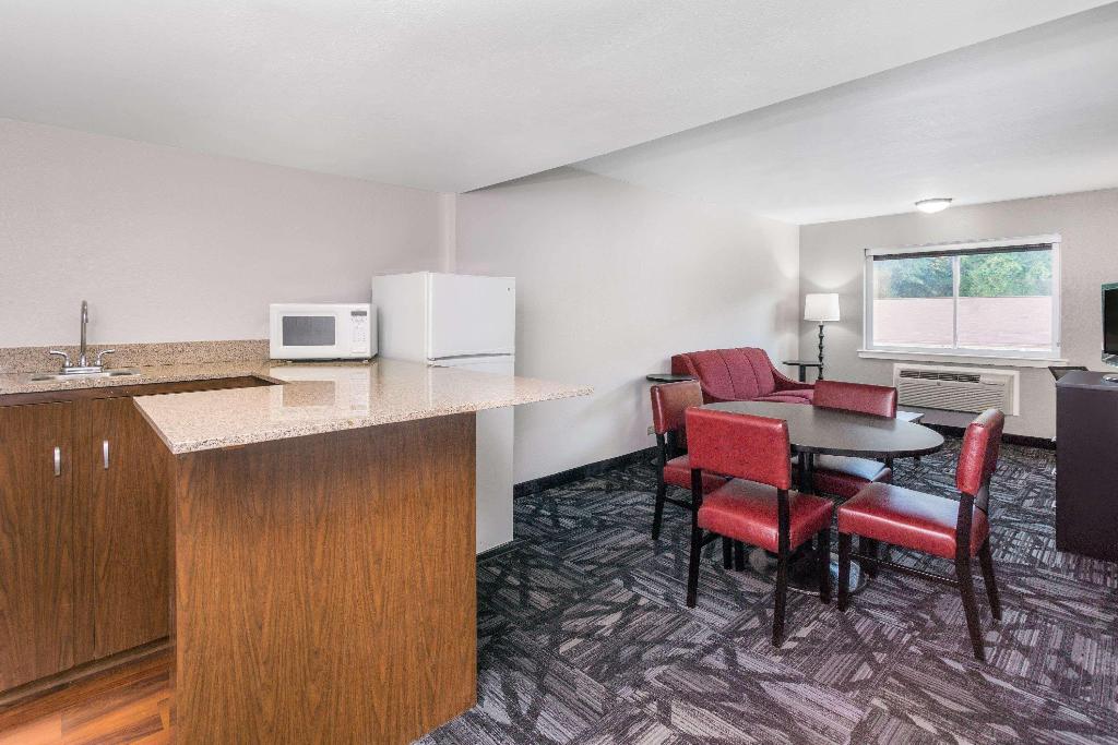 Ramada By Wyndham Tuscaloosa