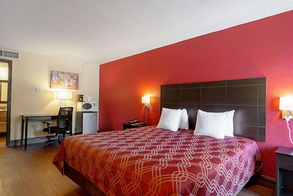 Econo Lodge Inn & Suites Clearwater Central