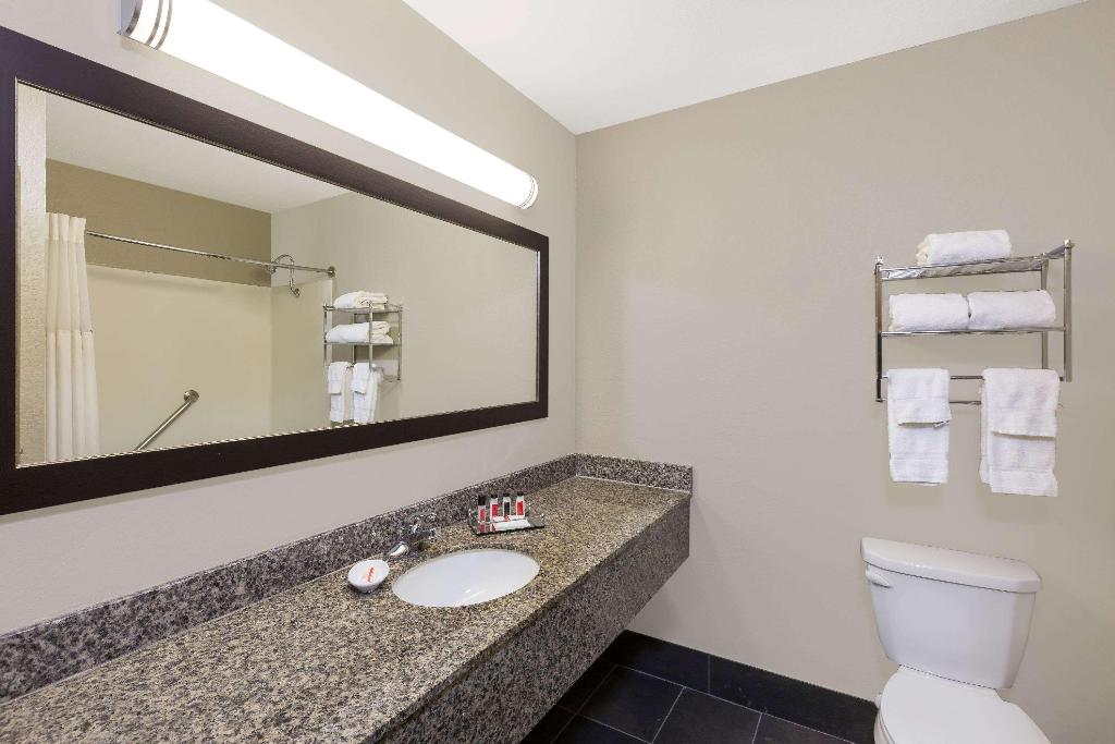 Clarion Inn Des Moines Airport