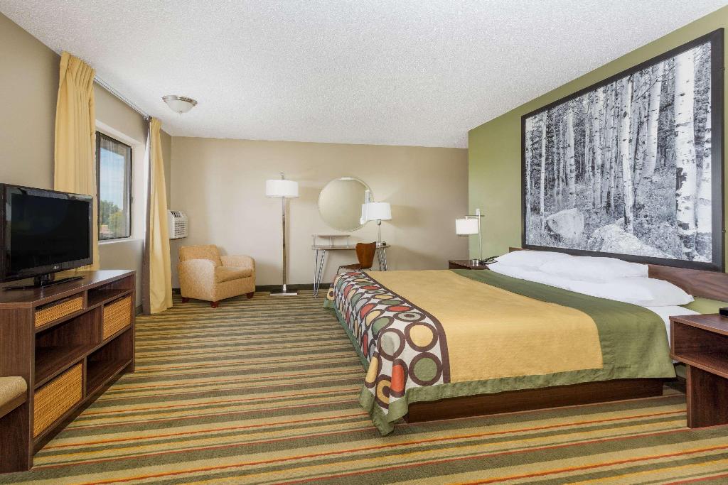 Super 8 By Wyndham Montrose