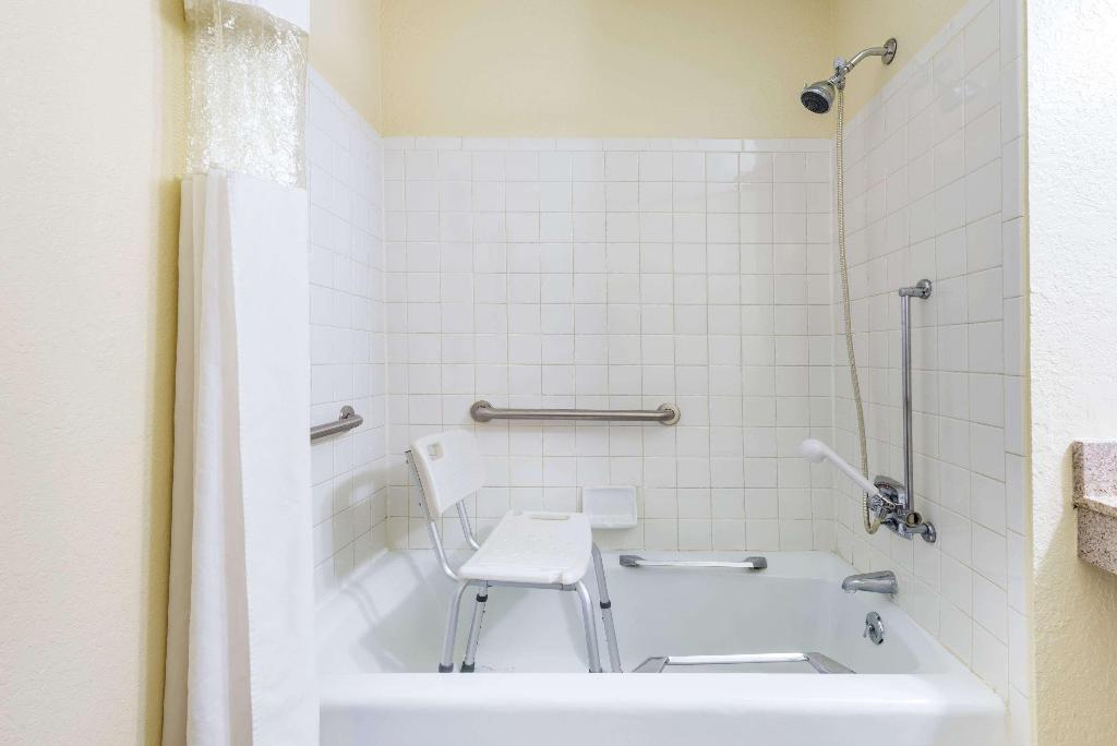 Super 8 By Wyndham Franklin/Middletown Area