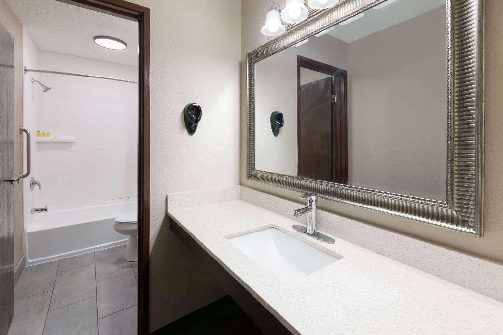 Super 8 by Wyndham Summersville